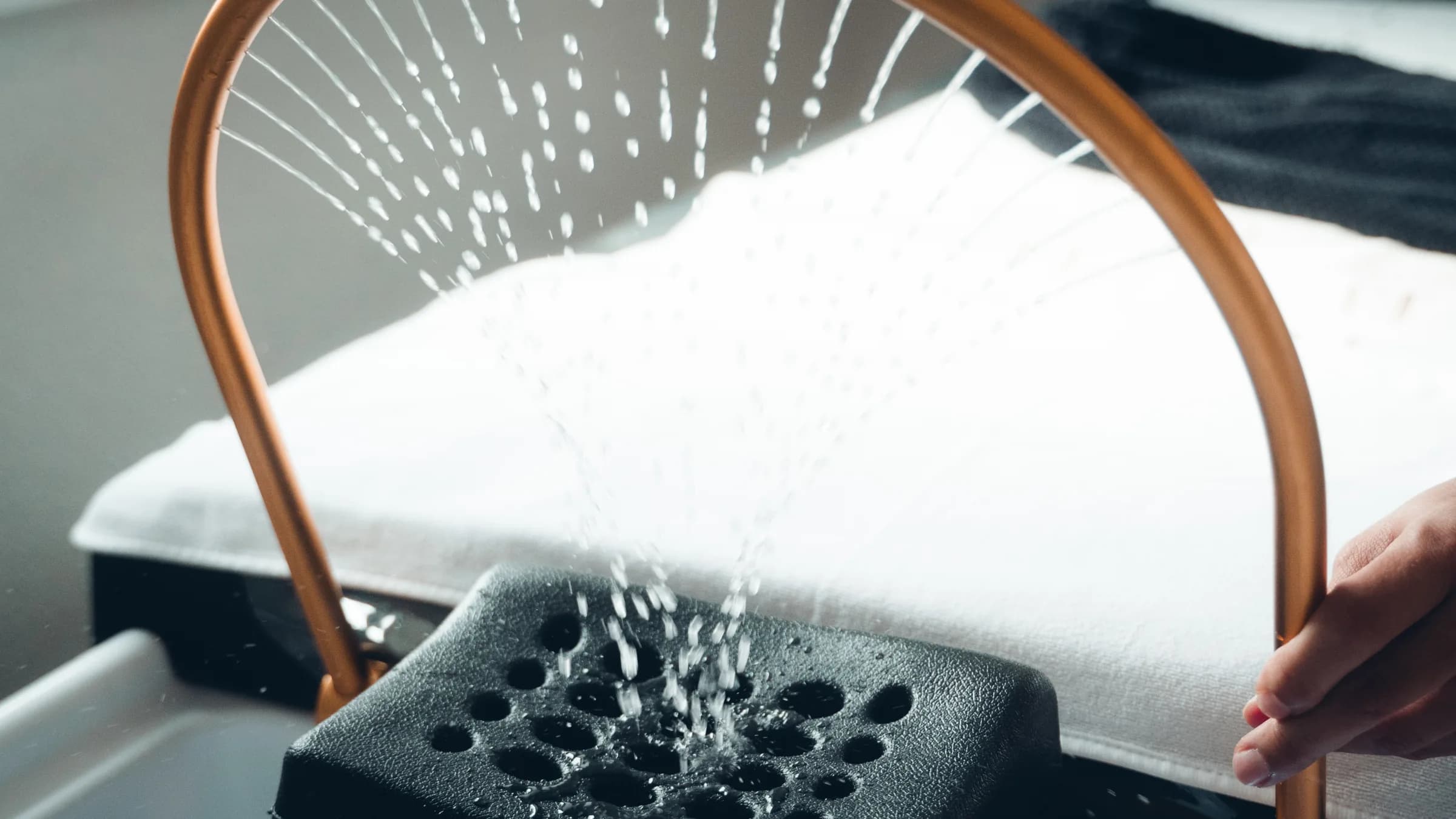 Warmes Wasser fällt während der TCM-Head-Spa-Behandlung über die Kopfstütze der Liege