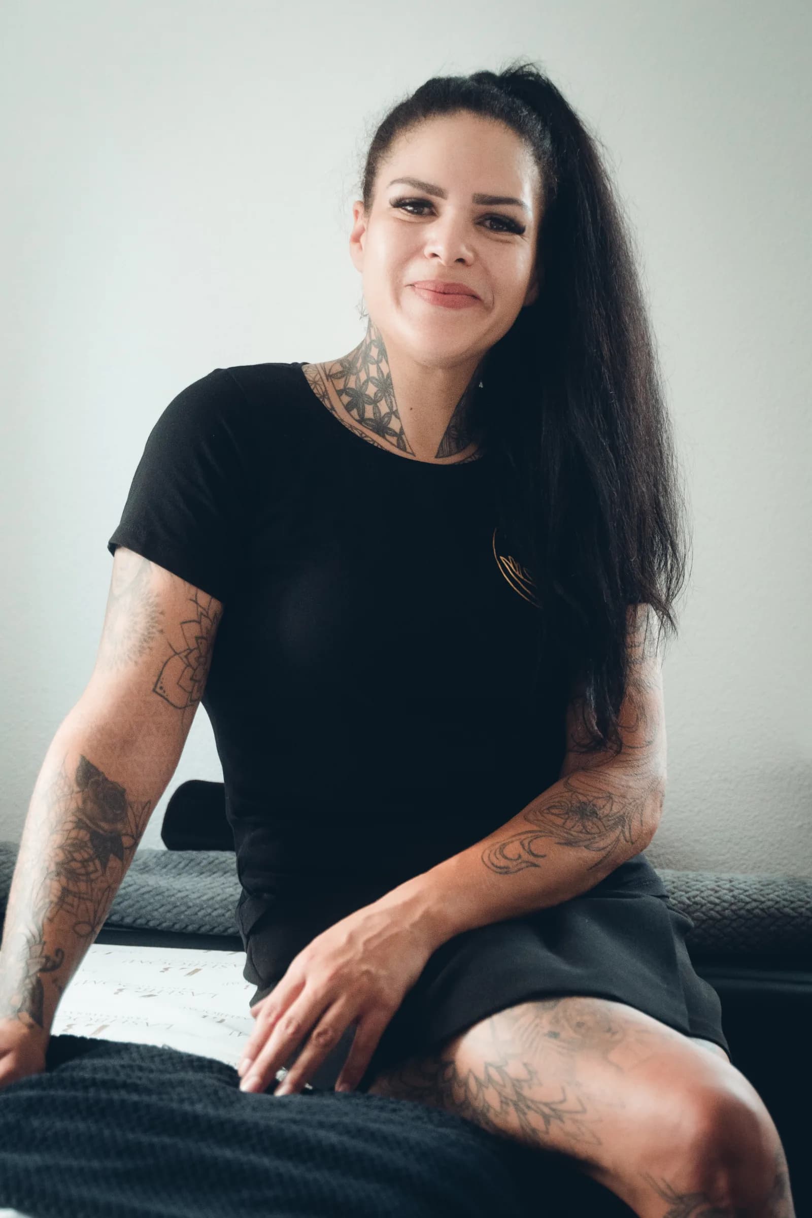 Nicole Schwegler, Inhaberin und TCM-Expertin bei Nisora, in ihrem Behandlungsraum