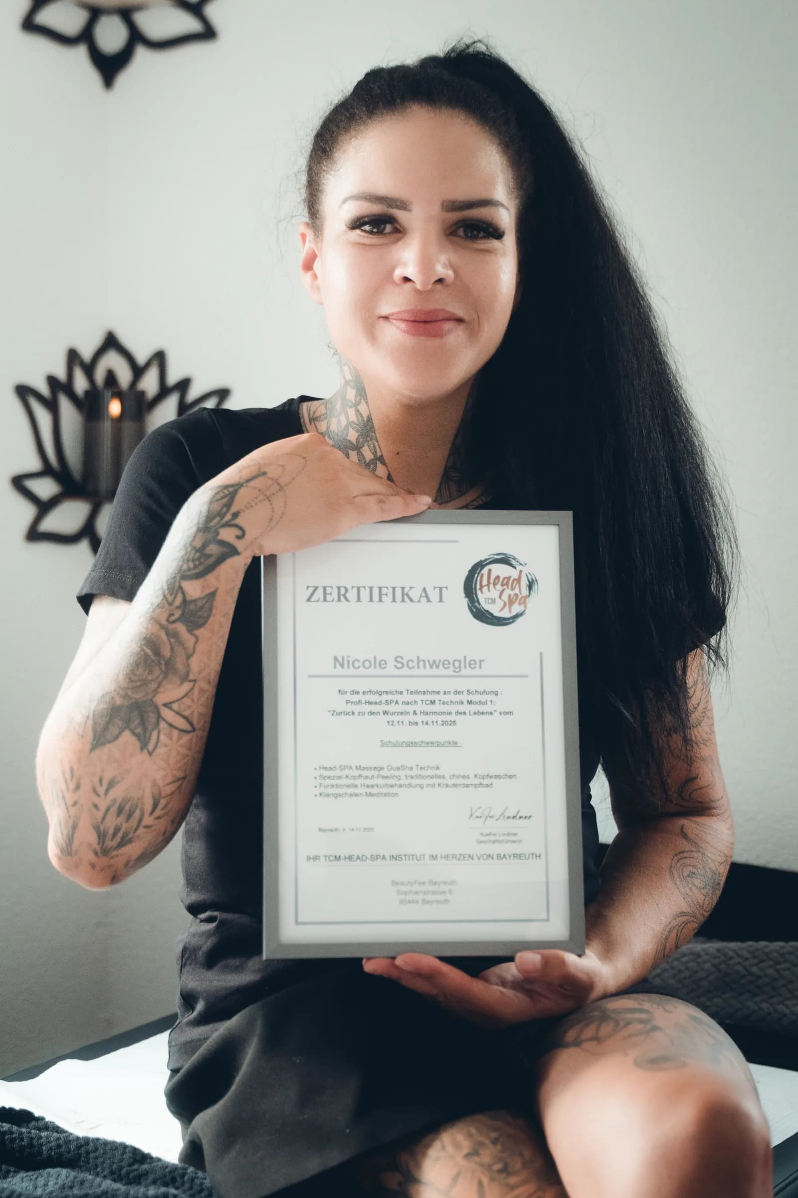 Nicole Schwegler mit ihrem Zertifikat der Profi-Head-SPA-Schulung nach TCM-Methode